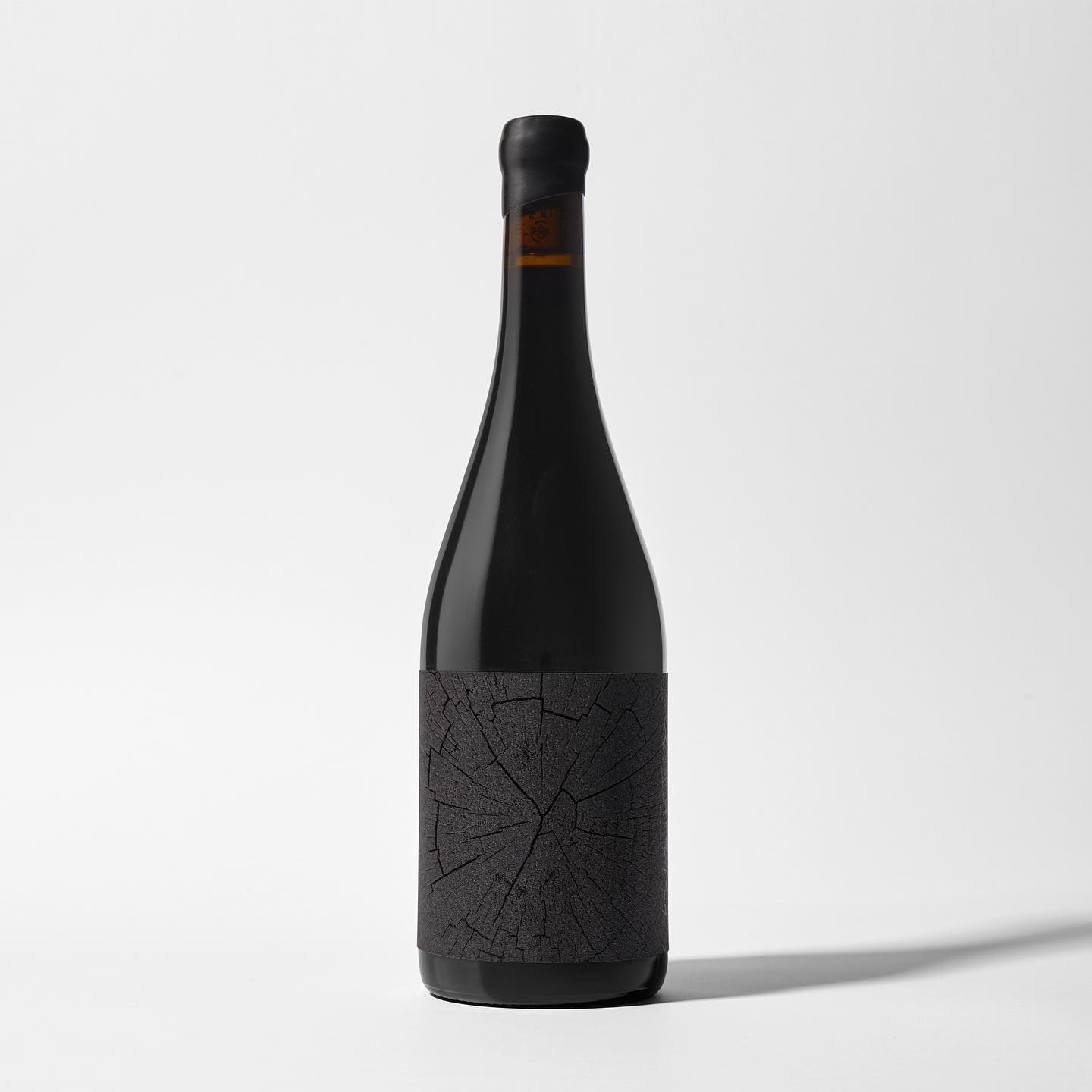 Diseño de branding de vino natural para Viña Enebro. #design #packagingdesign #packaging #label #wine #vino #natural #naturalwines #winelovers