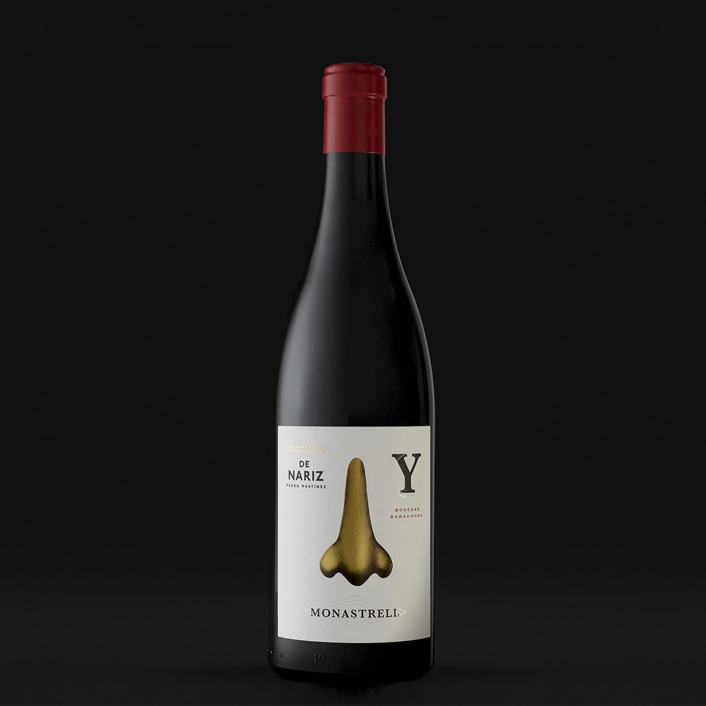 Nuevo proyecto de branding, naming y diseño para una colección de vinos de autor. Un proyecto que recoge una visión muy personal y propone un universo simbólico narrativo y evocador. \\n \\n@denarizwine  by @pedromartinez_denariz \\n\\n#Wine  #design #packaging #branding #naming #vino #denariz #winelabel #winedesign #maba