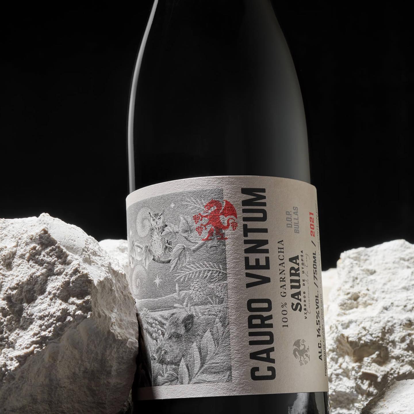 El vino que nace de la piedra.\\nProyecto integral de branding para una bodega cuya propuesta de valor va mucho mas allá del vino y se apoya en la naturaleza circundante  como motor del proyecto. Fermentado en depósitos de piedra fósil, el diseño de la etiqueta recoge esta naturaleza indómita como si de un bajorrelieve esculpido en la piedra se tratara, uniendo vino, proceso y entorno para siempre.\\n\\nThe wine born from the stone.\\nIntegral branding project for a winery whose value proposition goes f