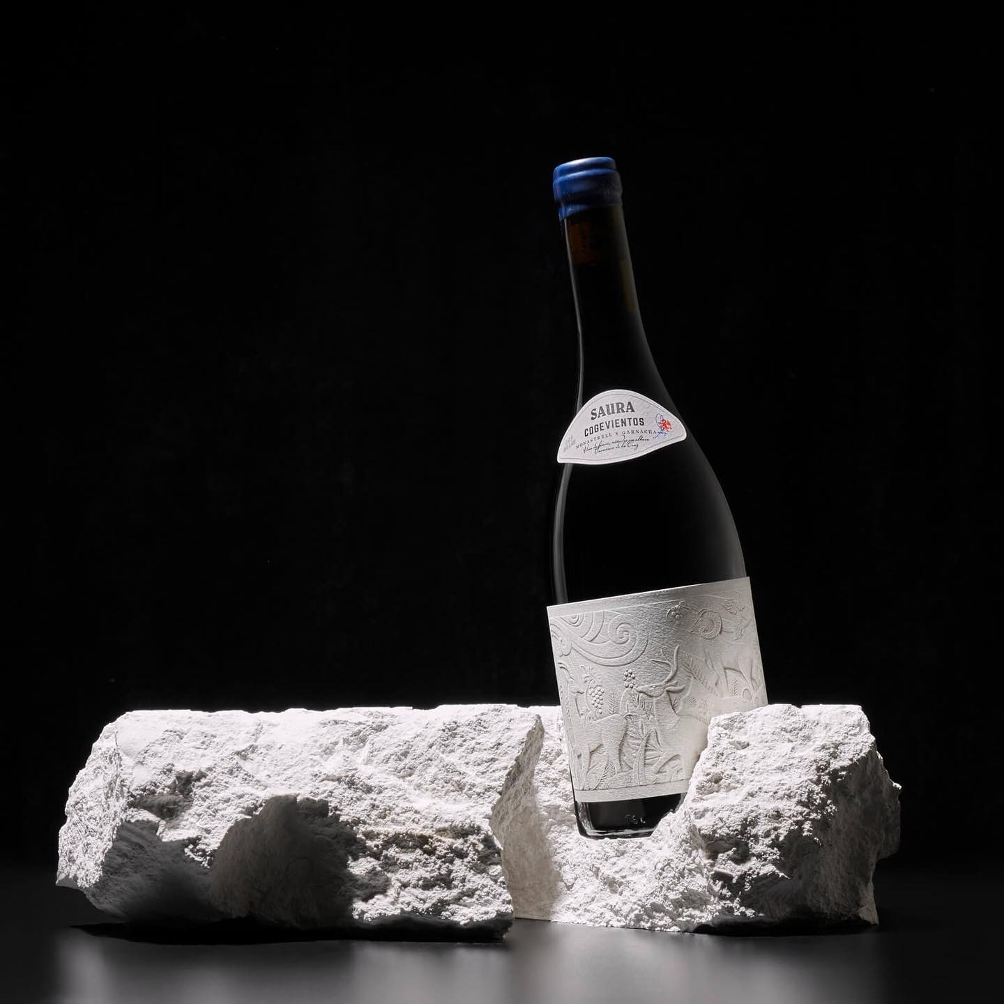 El vino que nace de la piedra.\\nProyecto integral de branding para una bodega cuya propuesta de valor va mucho mas allá del vino y se apoya en la naturaleza circundante  como motor del proyecto. Fermentado en depósitos de piedra fósil, el diseño de la etiqueta recoge esta naturaleza indómita como si de un bajorrelieve esculpido en la piedra se tratara, uniendo vino, proceso y entorno para siempre.\\n\\nThe wine born from the stone.\\nIntegral branding project for a winery whose value proposition goes f