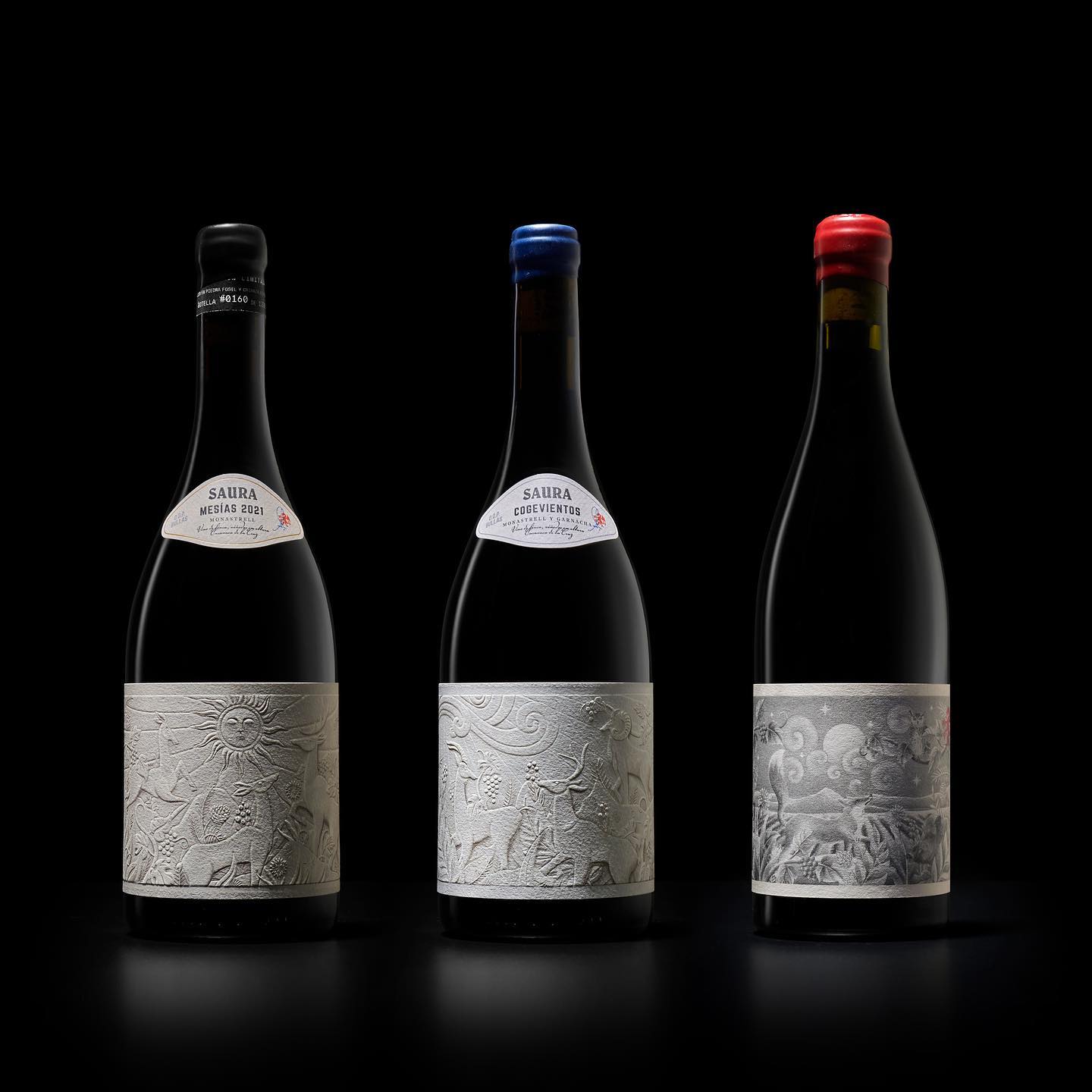 El vino que nace de la piedra.\\nProyecto integral de branding para una bodega cuya propuesta de valor va mucho mas allá del vino y se apoya en la naturaleza circundante  como motor del proyecto. Fermentado en depósitos de piedra fósil, el diseño de la etiqueta recoge esta naturaleza indómita como si de un bajorrelieve esculpido en la piedra se tratara, uniendo vino, proceso y entorno para siempre.\\n\\nThe wine born from the stone.\\nIntegral branding project for a winery whose value proposition goes f