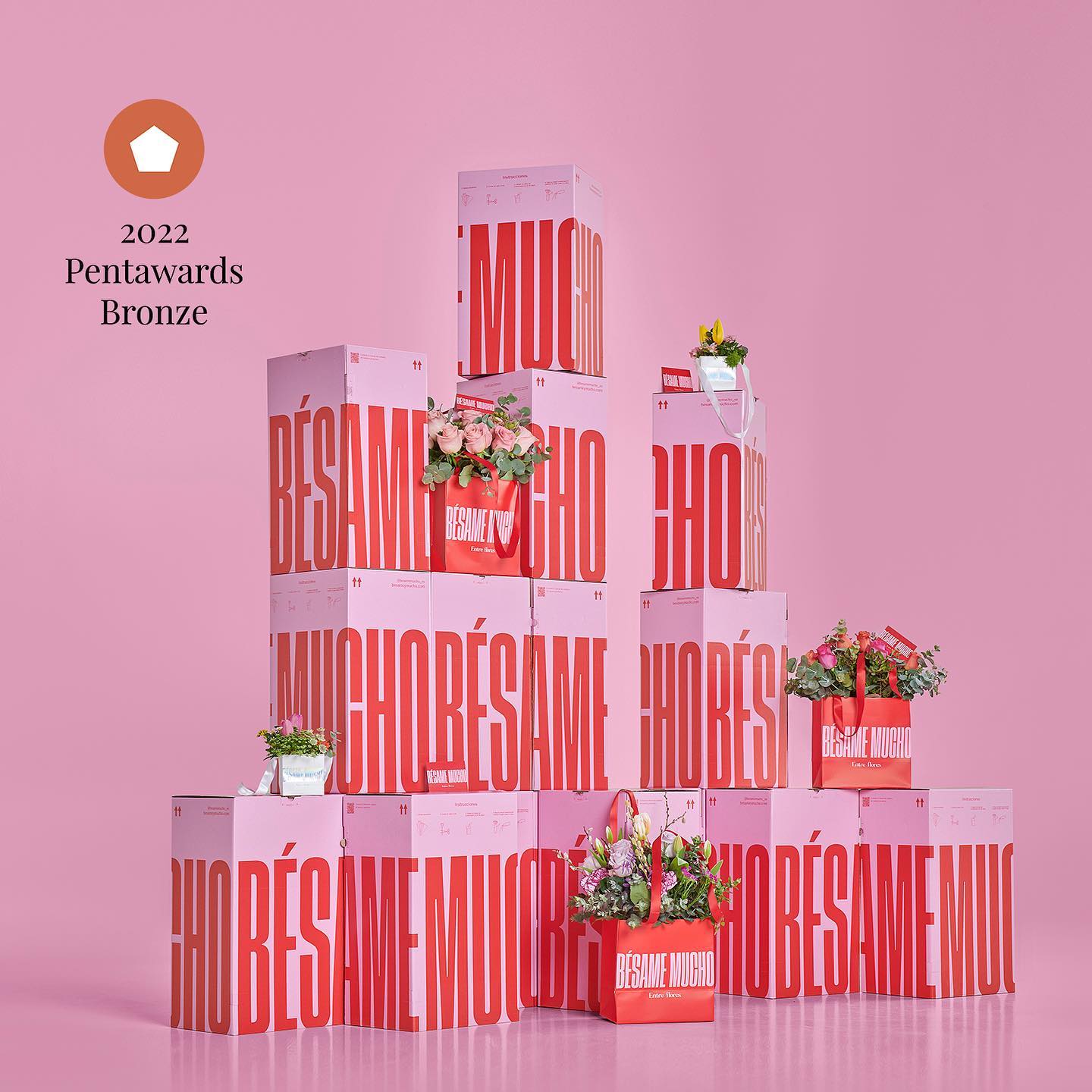Bronce en @pentawards para el packaging de @besamemucho_es . Un placer haber podido asistir a la gala en Londres, tras dos años de pandemia, para celebrar junto a compañeros y colegas de profesión un año de trabajo e inspiración. \\n\\nBronze at @pentawards for the @besamemucho_es packaging. It was a pleasure to have been able to attend the gala in London, after two years of pandemic, to celebrate a year of hard work and inspiration with colleagues and fellow professionals. \\n\\n#besamemucho #pentaward