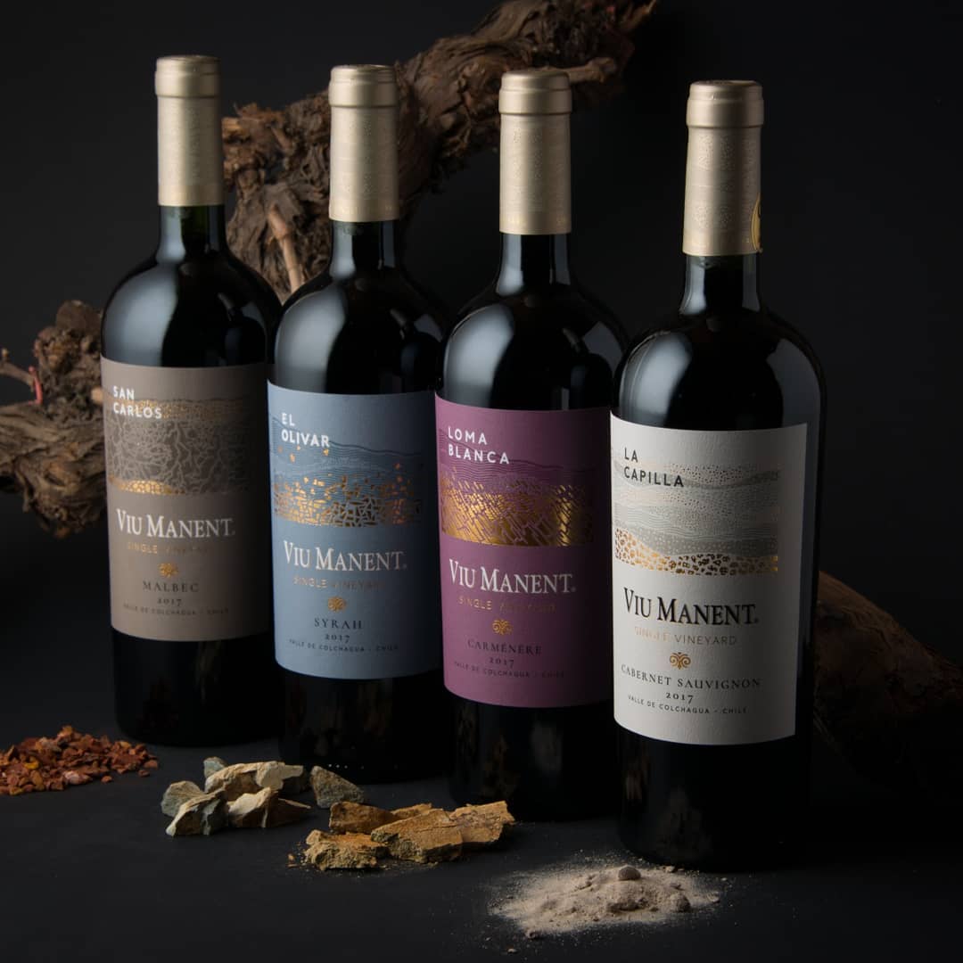 Felices con el nuevo lanzamiento de la línea Single Vineyard de @viumanentwinery, diseño de etiqueta Loma Blanca #TeamJVD\\n-\\n-\\nHappy with the new release of the @viumanentwinery Single Vineyard line, Loma Blanca label design #TeamJVD\\n-\\n-\\n-\\n-\\n-\\n-\\n-\\n-\\n-\\n-\\n-\\n#socialmedia #instagram  #design #publicidad  #diseñoweb #marketingdigital #jvdestudio #brandinginspiration #brandingdesign #brandingidentity #labeldesign #chile #wine #creative\\t\\n#illustration