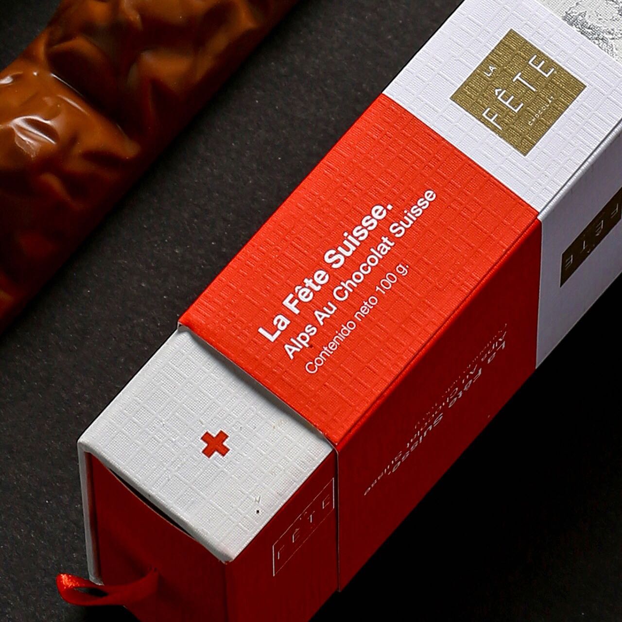 Para cada proyecto analizamos el lugar de donde vienen los productos. En el rediseño del packaging de la Línea Suiza de @lafetechocolat fue de gran inspiración la geografía de los Alpes suizos. \\n\\nNuestra propuesta se basa en un formato alargado que nos va mostrando detalles de este impactante lugar.\\n\\n#design #designinspiration #foodandbeverage #branding #chocolateria #packagingdesign #packaging