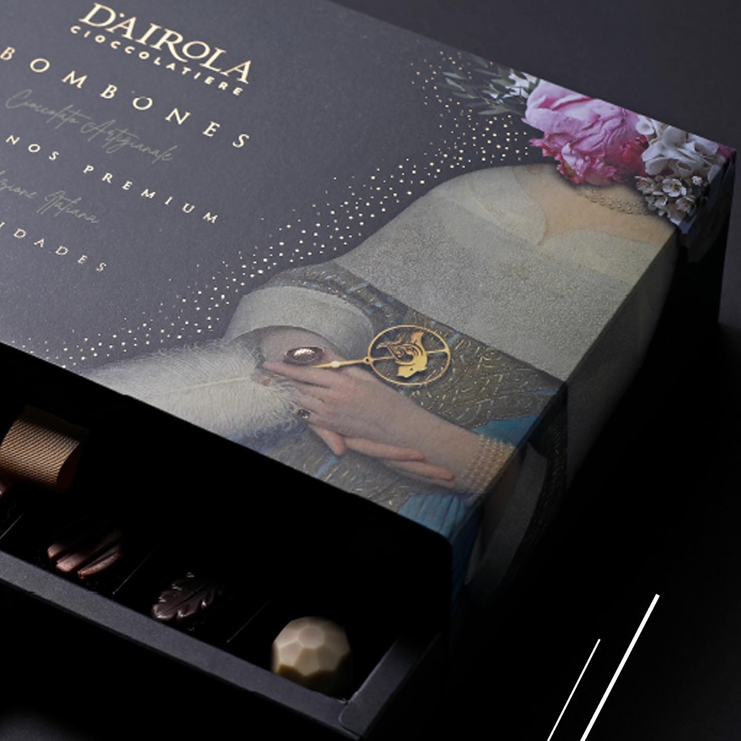 El packaging que desarrollamos para @chocolates_dairola es uno de nuestros más recientes proyectos. Trabajamos un lenguaje sutil donde nuestra principal inspiración es el origen de su misteriosa receta Italiana, el arte renacentista se hace presente a través de una ilustración femenina que contiene el isotipo de la marca en uno de sus elementos. \\n\\n¿Pudiste reconocer el isotipo? En la segunda foto te dejamos una pista. \\n\\n#packagingdesign #chocolates #jvdpackaging #design #designinspiration