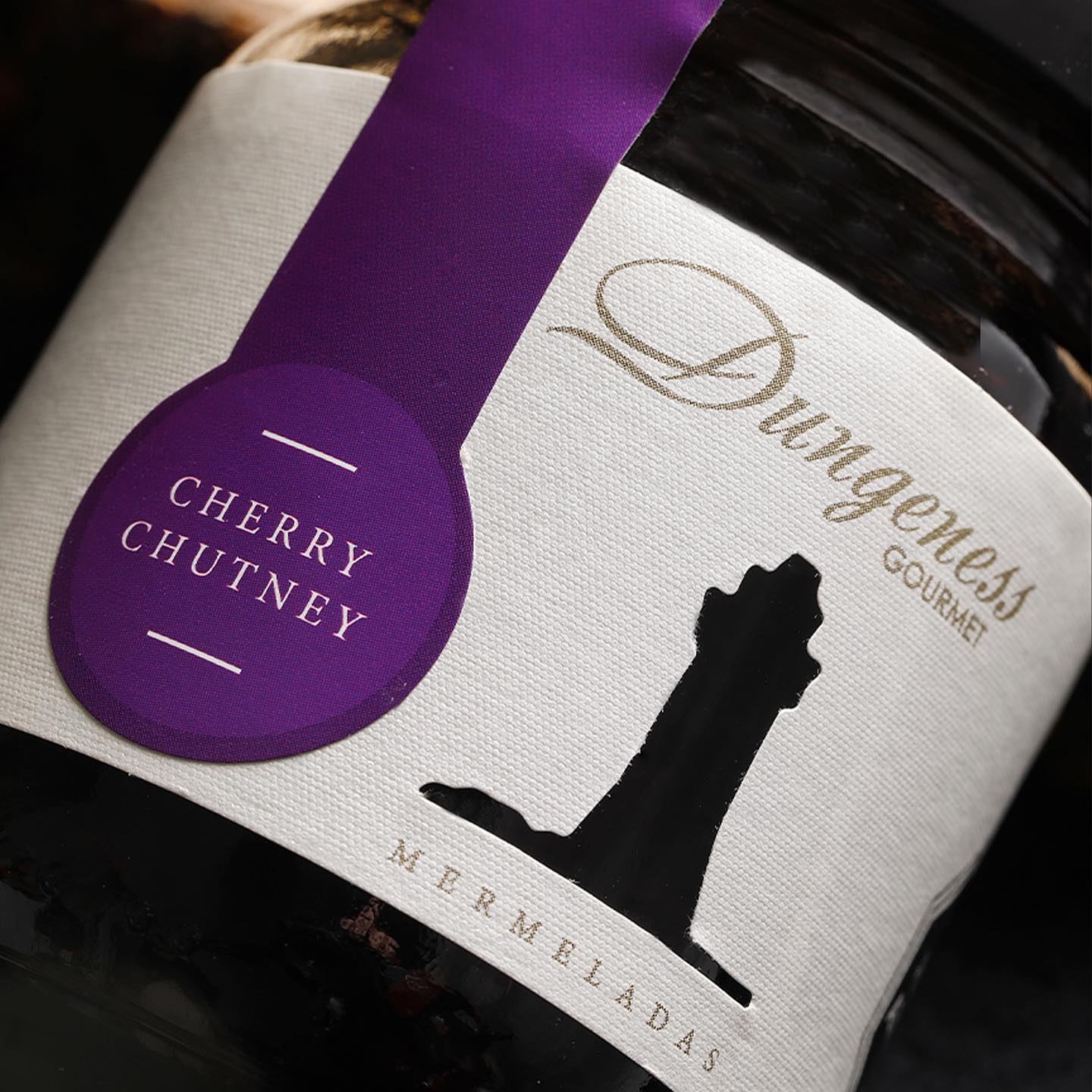 Para las etiquetas de @dungeness.gourmet El papel y las terminaciones de imprenta inciden en cómo se refleja la luz proporcionando una experiencia única al tacto gracias a sus distintos relieves, donde se utiliza el faro como protagonista, ya que, tiene un la fuerte conexión con el nombre y origen de la marca.\\n\\n#packagingdesign #mermeladas #design #jvdpackaging #foodandbeveragedesign #labeldesign