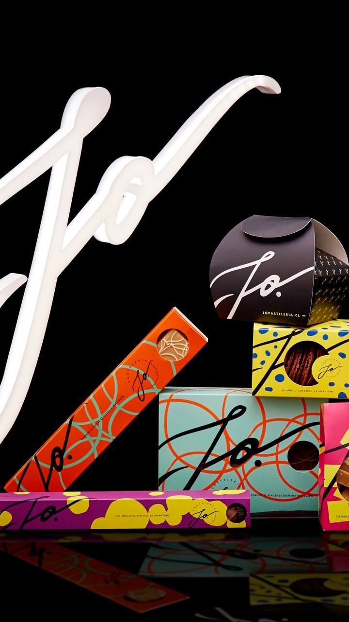 Jo pastelería es una marca joven, creativa y alegre; que rompe con el lenguaje tradicional del rubro. Es contemporánea y de mucho estilo. Todos estos atributos se ven reflejados en su Packaging, que se presenta con una estética informal, en donde el color es el protagonista.\\n\\nBranding, Packaging, Fotografía y Redes sociales para @jo.pasteleria \\n\\nImpresión por @somoslahosa