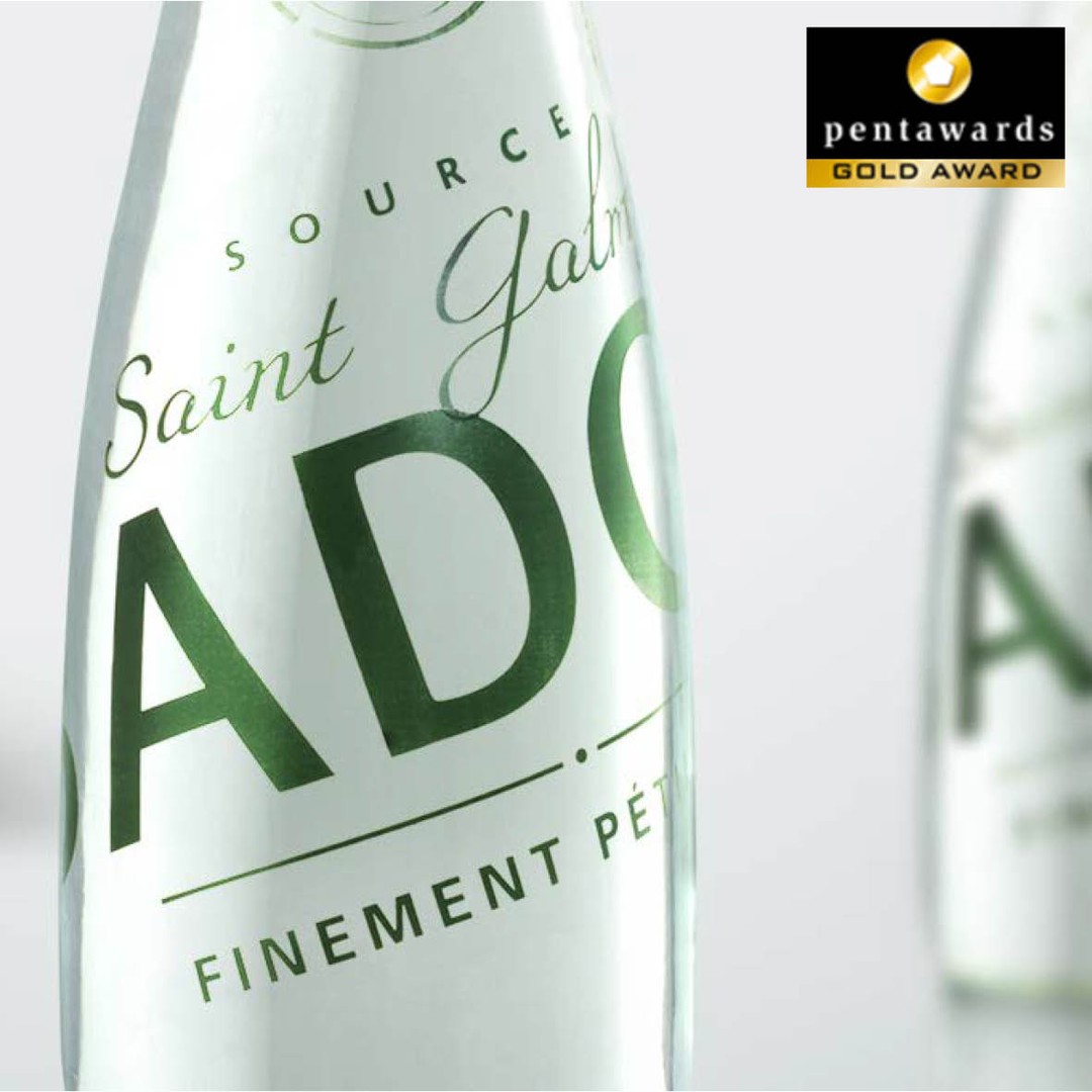 Photo by Betcdesign on October 12, 2023. May be an image of wine bottle, bottle, water bottle and text that says 'pentawards GOLD AWARD SOURCE Saint SOURCE Gay AD PÉ FINEMENT'.